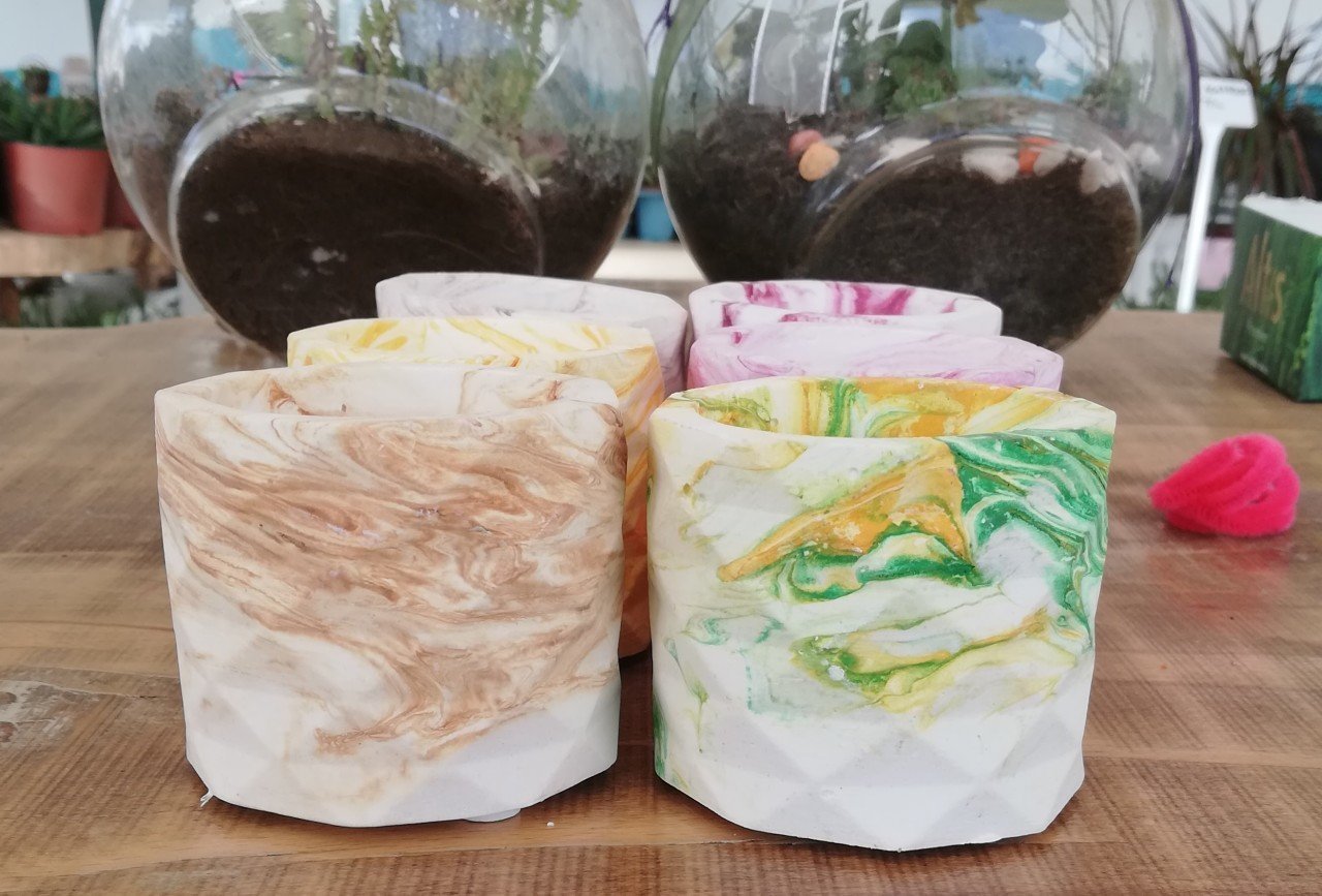 1 adet alçıdan yapılmış h:6 en:7 cm dekoratif saksı